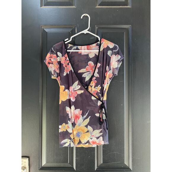 Sweet Pea Black Floral Print V-Neckline Short Sleeves Wrap Top Size Large - Picture 1 of 5